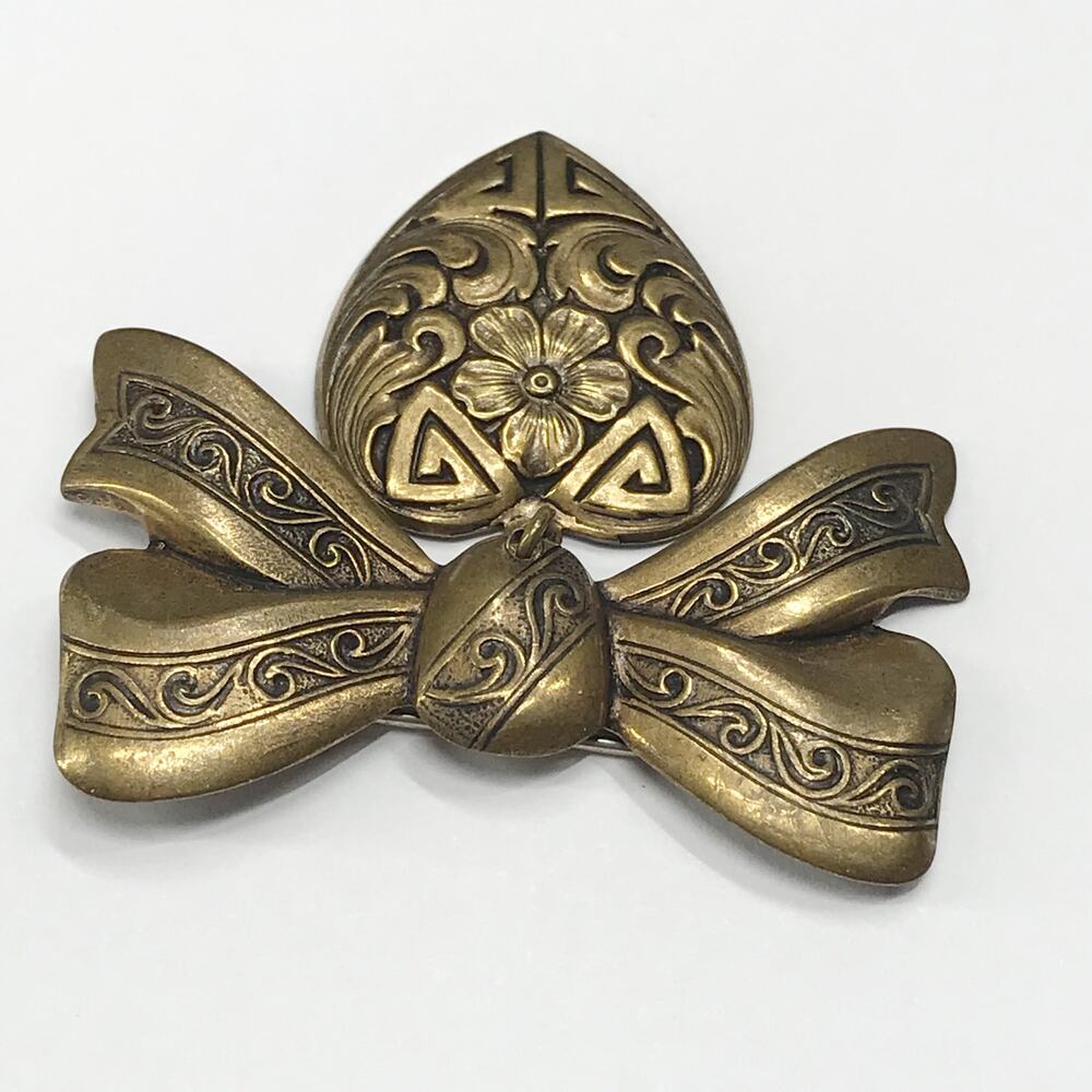 VTG 80s Victorian Brass Filigree Engraved Etched Ribbon Bow Drop Heart Brooch - Picture 8 of 9